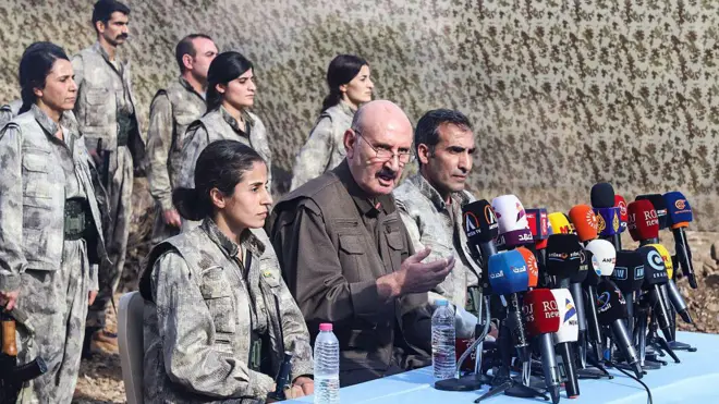 Basın toplantısında açıklamanın Türkçesini KCK Yürütme Konseyi Üyesi Sabri Ok okuyor