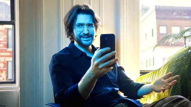 一個男人正在看手機