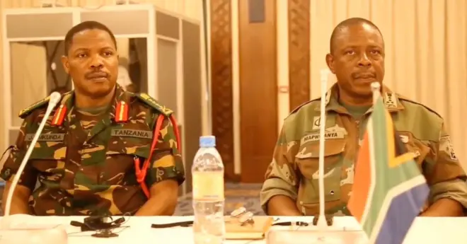 Gen. Jacob John Mkunda umugaba w'ingabo za Tanzania na Gen Rudzani Maphwanya w'ingabo za South Africa mu nama i Goma