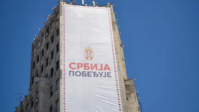 Зграда Палате Албанија у центру Београда прекривена билбордом