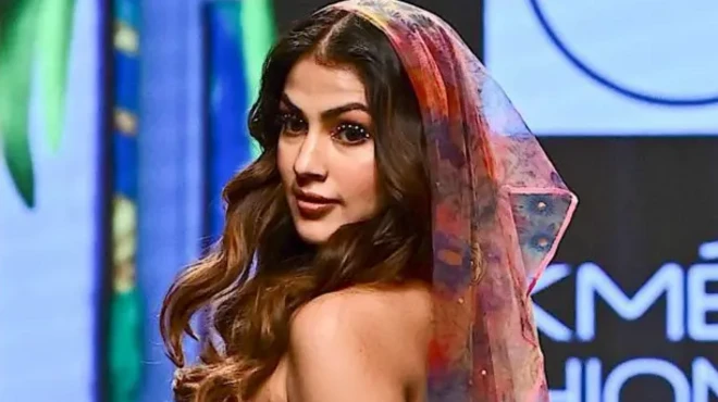 تصویری از رئا چاکرابورتی که جلوی دوربین ژست گرفته است