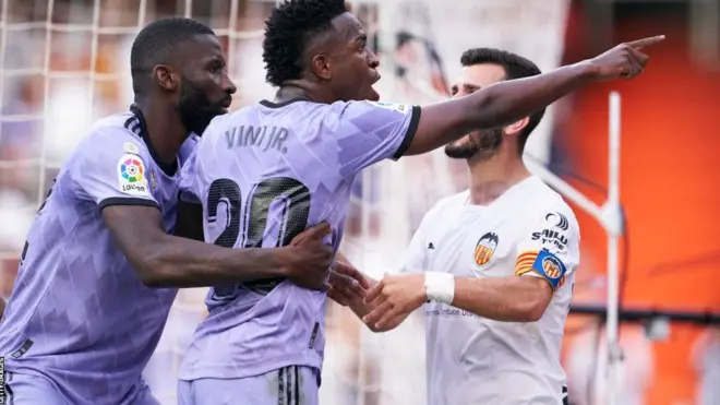 Umusatirizi wa Real Madrid Vinicius Jr yerekana umuntu ari mu barorerezi yariko aramutyoza akoresha amajambo y'ivangura ruhu 