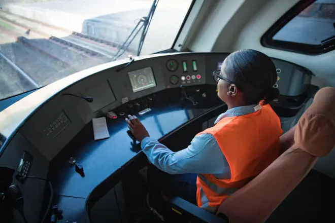 දුම්රියක් පදවන කාන්තාවක්