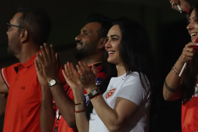 ਬੰਗਲੁਰੂ ਵਿੱਚ ਆਰਸੀਬੀ ਨਾਲ ਹੋਏ ਮੈਚ ਦਾ ਆਨੰਦ ਮਾਣਦੀ ਹੋਈ ਪੰਜਾਬ ਕਿੰਗਜ਼ ਦੀ ਸਹਿ-ਮਾਲਿਕ ਪ੍ਰੀਟੀ ਜ਼ਿੰਟਾ, ਤਸਵੀਰ 18 ਅਪ੍ਰੈਲ 2025 ਦੀ ਹੈ।