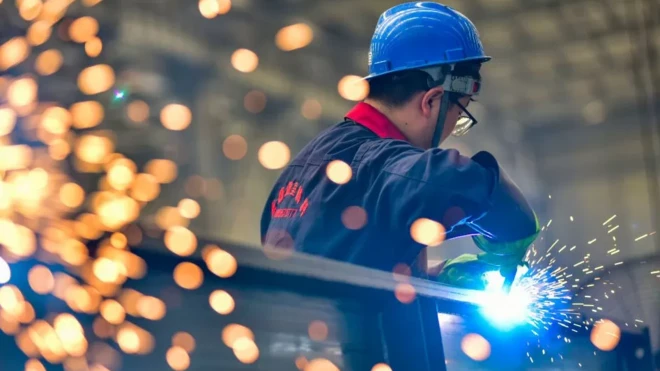 یک کارگر در حال جوشکاری