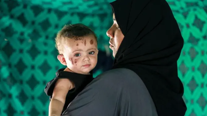 امرأة وطفل في غزة.