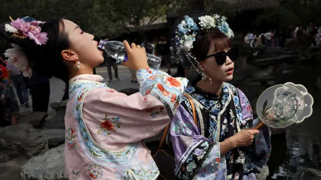 遊客在北京街頭穿古裝拍照