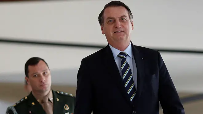 O ex-presidente Jair Bolsonaro, com seu ajudanteaposta eleições brasilordens Mauro Cid logo atrás,aposta eleições brasilfotoaposta eleições brasil2019