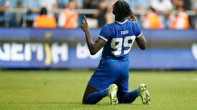 Arokodare Tolu'nun penaltı sonrası sevinci