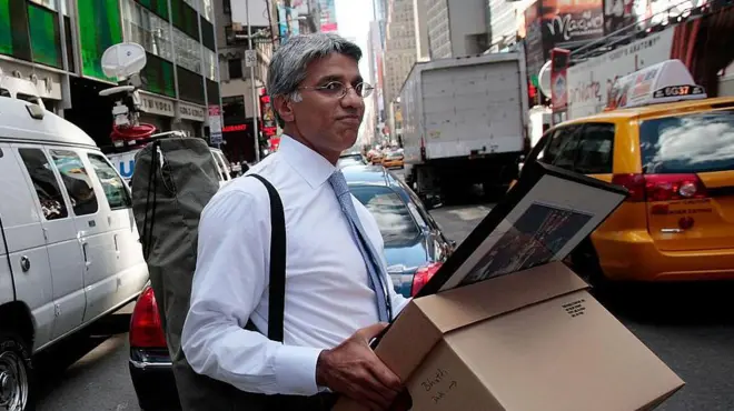 Funcionário do Lehman Brothers com caixas de papelão na rua