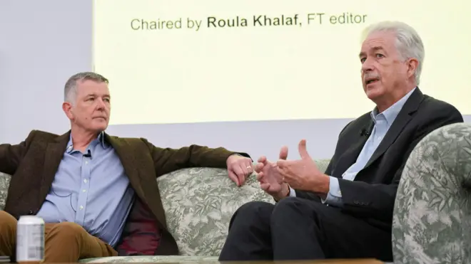 رئيس جهاز الاستخبارات البريطانية ريتشارد مور، ومدير وكالة الاستخبارات المركزية الأمريكية بيل بيرنز في مقابلة مع رولا خلف، محررة صحيفة فايننشال تايمز، في إطار مهرجان الصحيفة في لندن.