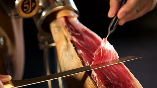 Rezanje šunke na komade