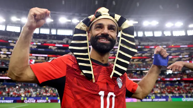 محمد صلاح يحتفل بتأهل مصر