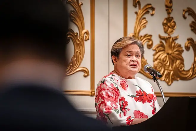 ထိုင်းနိုင်ငံ၊ ဘန်ကောက်မြို့မှာ ဇူလိုင်လ ၁၂ ရက်တုန်းက ထိုင်းဝန်ကြီးချုပ်နဲ့ ပူးတွဲပြုလုပ်တဲ့သတင်းစာရှင်းလင်းပွဲမှာမြင်ရတဲ့ ဖိလစ်ပိုင်နိုင်ငံခြားရေးဝန်ကြီးလည်းဖြစ်၊ မြန်မာ့အရေးဆိုင်ရာ အာဆီယံ အထူးသံတမန်လည်းဖြစ်တဲ့ ထရီဆာ လာဇာရို 