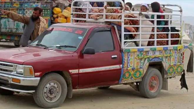 تصویری از یک موتر پیک‌اپ در پاکستان