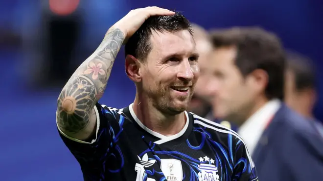 Lionel Messi se lleva la mano a la cabeza con gesto de emoción