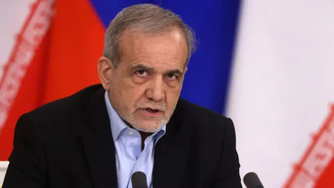 El presidente iraní Masoud Pezeshkian habla durante una reunión ruso-iraní en el Gran Palacio del Kremlin, el 17 de enero de 2025, en Moscú, Rusia.