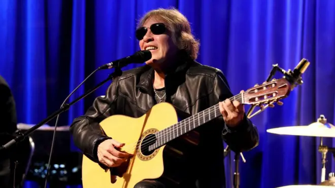 José Feliciano toca su guitarra y canta en el Grammy Museum en Los Ángeles, California en el año 2020.