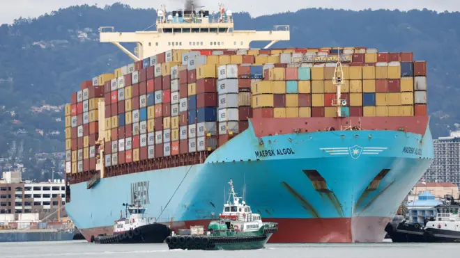 Контейнеровоз Maersk в Оклендском порту в Калифорнии 3 февраля 2025 года
