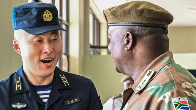 یک نظامی آفریقای جنوبی و یک نظامی چینی در حال خوش و بش