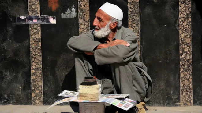 पाकिस्तान के एक बुज़ुर्ग शख़्स जो काम मिलने का इंतज़ार कर रहे हैं