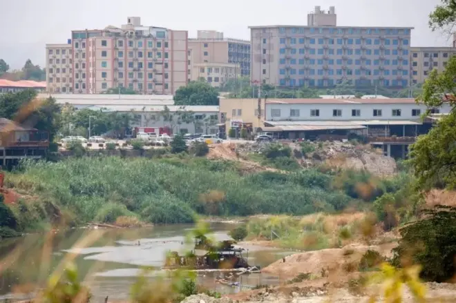 ชเวโก๊กโก่ ฐานสแกมเมอร์ในพื้นที่ควบคุมของกองทัพแห่งชาติกะเหรี่ยงหรือเคเอ็นเอ (Karen National Army-KNA) ซึ่งเดิมชื่อกองกำลังพิทักษ์ชายแดนกะเหรี่ยงหรือกะเหรี่ยง BGF (Karen Border Guard Force-Karen BGF) นำโดย พ.อ.ชิต ตุ