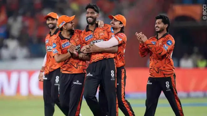 රාජස්ථාන් රෝයල්ස් කණ්ඩායමේ කඩුල්ලක් දවා ගැනීමෙන් පසු ප්‍රෆුල් හින්ගේට සුබ පතන සන්රයිසස් කණ්ඩායමේ ක්‍රීඩකයින්