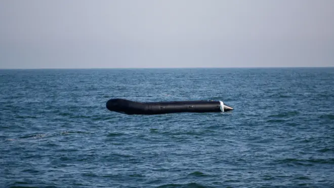 نمونه‌ای از قایق‌ بادی که پناهجویان سوار بر آن از کانال مانش عبور‌ می‌کنند