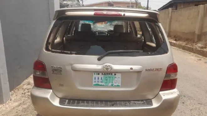 Ọkọ̀ tí gíláàsì ẹ̀yìn rẹ̀ ti fọ́