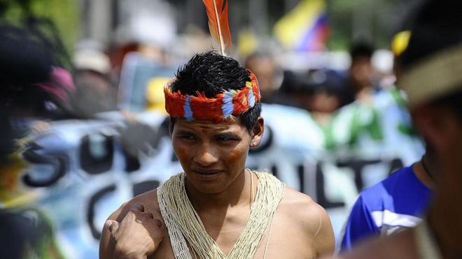 Indigena en medio de una marcha en las calles de Ecuador