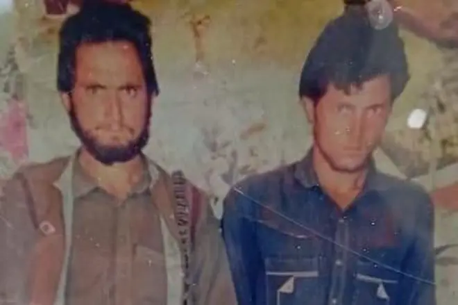 نصیرالدین (ښی) له خپل ورور ګردیز سره