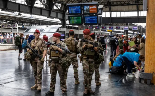 Parisdə dəmiryoluna hücum