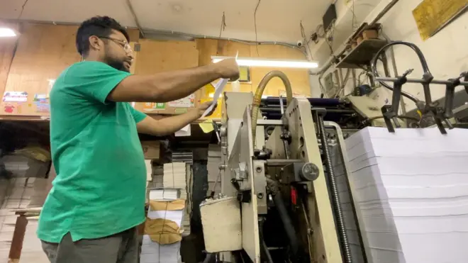 সব রাজনৈতিক দল না থাকায় নির্বাচন কেন্দ্রিক ব্যবসা আশানুরূপ হচ্ছে না বলে বলছেন ব্যবসায়ীরা