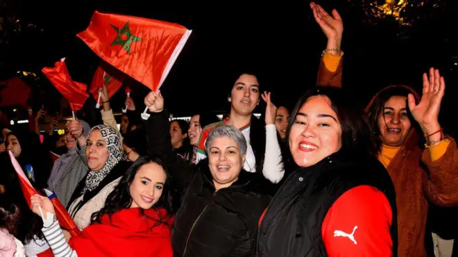 Un groupe de femmes marocaines fêtent la qualification du Maroc pour la Coupe du monde 2022 au Qatar.