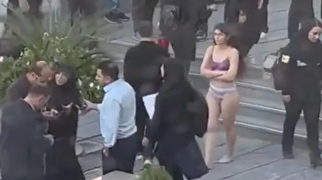 İran'da soyunan üniversite öğrencisi