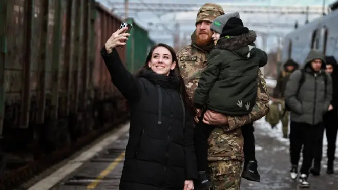 ခရီးဝေးကနေလာကြပေမဲ့ တချို့မိသားစုတွေ တွေ့ရချိန်က နာရီပိုင်းတောင် မပြည့်ကြ