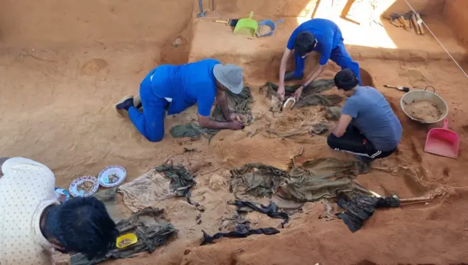 මුලතිව්, කොක්කුතුඩුවායි සමූහ මිනීවළ තුළ තිබී හමුවූ මිනිස් අස්ථි කොටස් නොවන ඇඳුම් කොටස් හා අනෙකුත් ද්රව්ය හඳුනා ගැනීම වෙනුවෙන් සූදානම් කර ඇති ලේඛනයක් මුලතිව් රෝහල් විශේෂඥ අධිකරණ වෛද්ය නිලධාරී කනකසභාපති වාසුදේව මුලතිව් මහේස්ත්රාත් අධිකරණයට ඉදිරිපත් කර තිබේ.