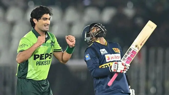 नसीम शाह (बाएं) श्रीलंका के वनींदु हसरंगा को आउट करने के बाद जश्न मनाते हुए