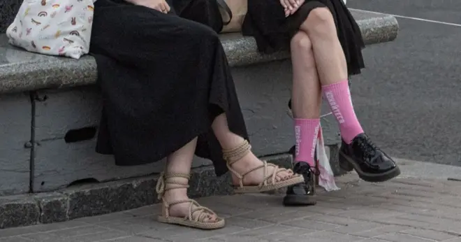 కాళ్లు ఊపడం