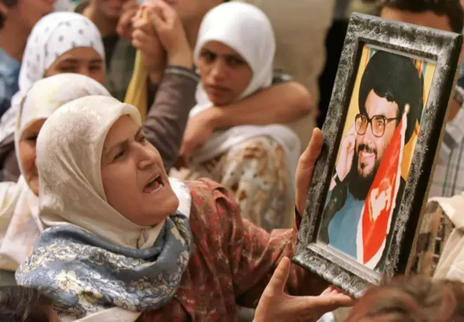 خلال الاحتفالات بالانسحاب الإسرائيلي من جنوب لبنان في بلدة بنت جبيل في 26 مايو/ أيار 2000