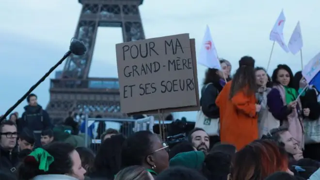 फ्रान्समध्ये गर्भपाताच्या अधिकाराला आता घटनात्मक दर्जा