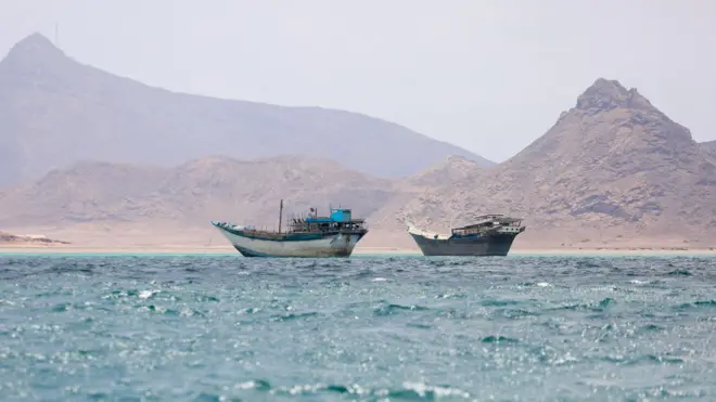 قوارب قريبة من مضيق باب المندب قرب الساحل اليمني في 2 أبريل/نيسان 2026.