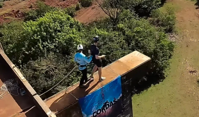 Farmacêutico participou de atividade de salto com corda em Limeira, no interior de SP; imagem mostra o momento em que ele prepara para saltar