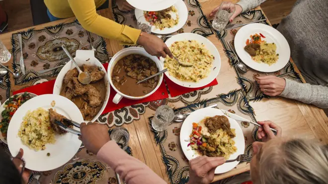 টেবিলে নানা ধরনের খাবারের আয়োজন