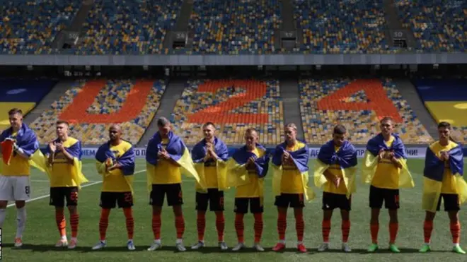 بازیکنان شاختار دونتسک، مانند رقیبشان متالیست خارکیف با انداختن پرچم‌ اوکراین به شانه برای بازی آماده شدند