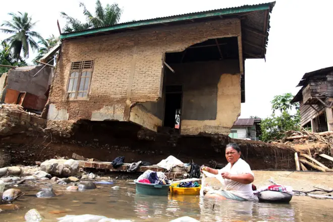 Gambar perempuan mencuci pakaian di sungai