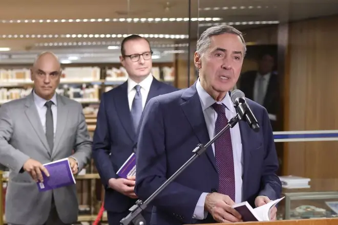 Barroso discursa em lançamento da obra Legitimidade Constitucional Procedimental, de autoria de Alessandro Lucciola Molon, com os ministros Moraes e Zanim ao fundo