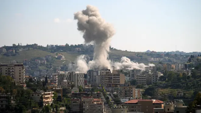 يتصاعد الدخان من جنوب لبنان، عقب ضربات إسرائيلية، كما شوهد من مدينة النبطية في لبنان، 31 مايو/أيار 2026.