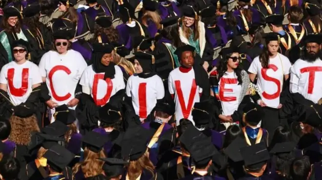 সমাবর্তন বর্জন করে এভাবেই প্রতিবাদ জানান শিক্ষার্থীরা