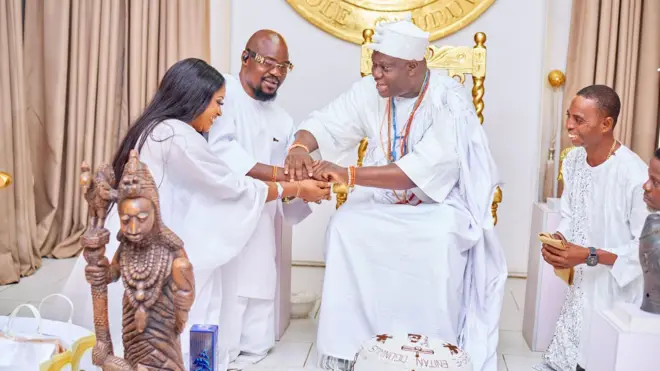 Baba Ijesha, iyawo rẹ ati Ooni ninu aafin Ooni Ile Ife